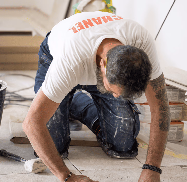 Compagnon façadier du Groupe Chanel en plein travail sur chantier