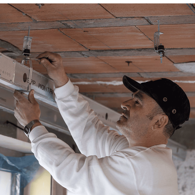 Technicien du bâtiment au travail sur chantier Groupe Chanel