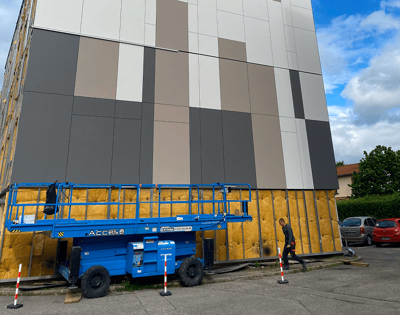 Installation de bardage métallique avec nacelle de chantier