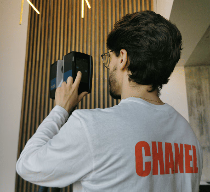 Technicien réalisant un relevé par scanner 3D et photogrammétrie