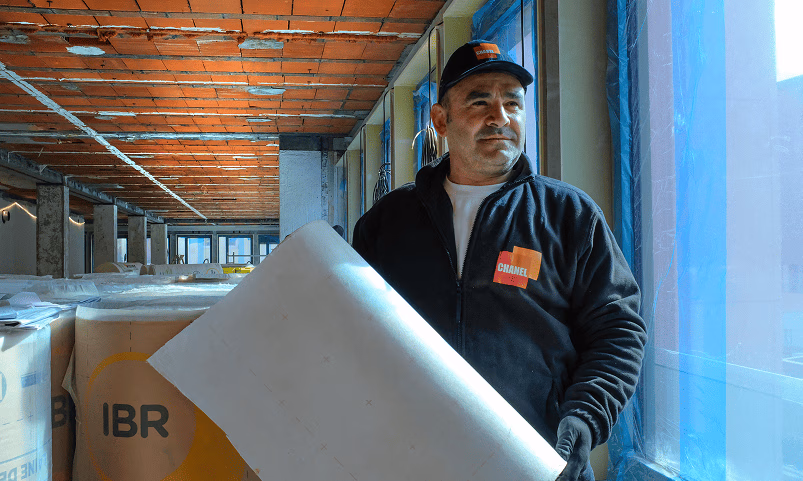 Compagnon façadier réalisant des travaux d'isolation thermique ITI et ITE