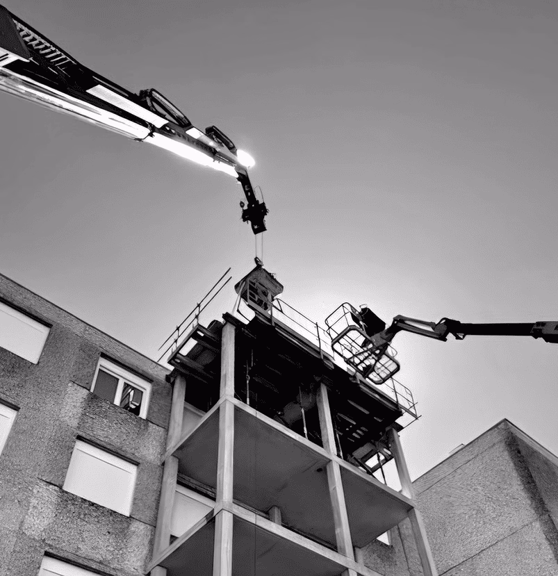 Grue de chantier en intervention de maçonnerie et réhabilitation