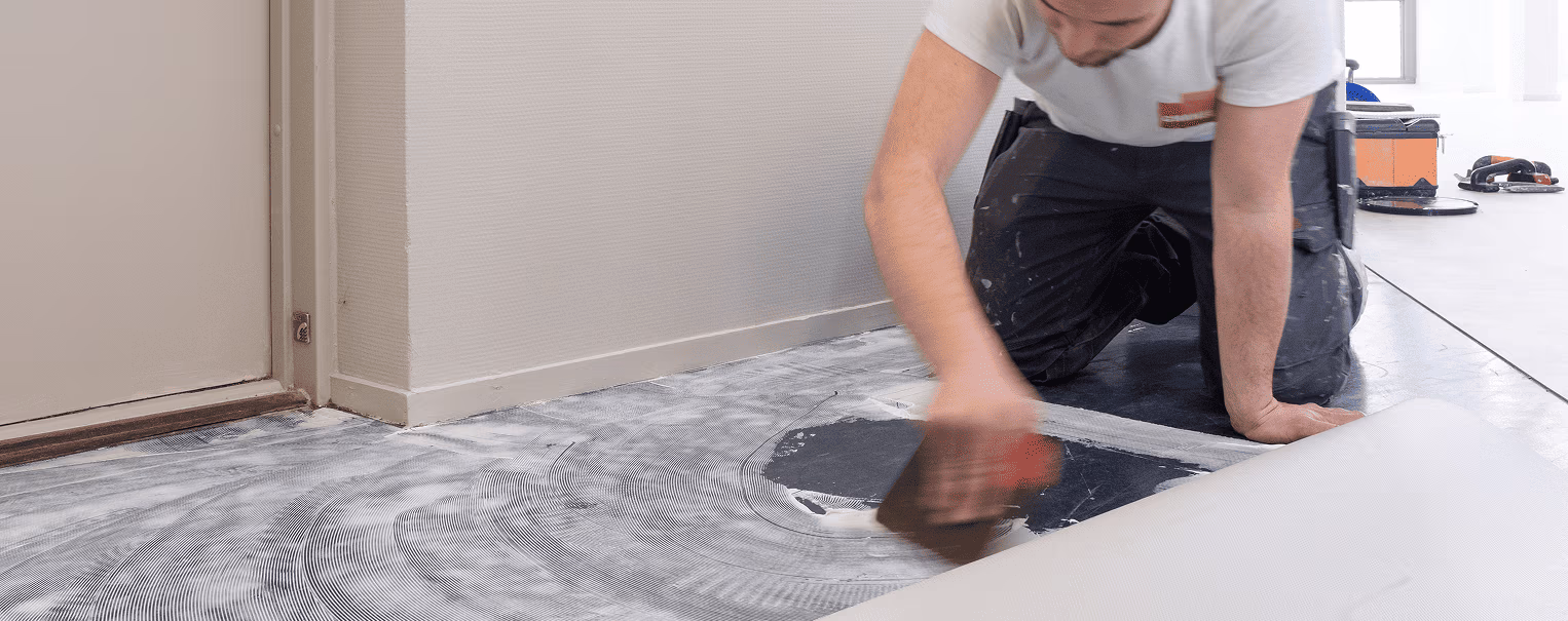 Artisan en travaux de rénovation de sol pour logement privé
