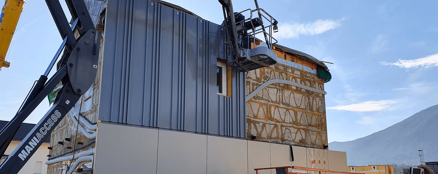 Pose d'isolation thermique ITE sous bardage sur immeuble collectif