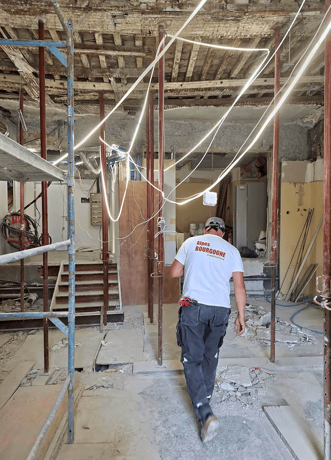 Compagnon maçon en travaux de reprise en sous-œuvre
