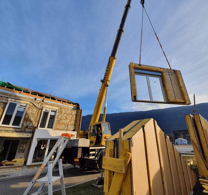 Pose de panneaux préfabriqués d'isolation thermique pour bâtiment passif