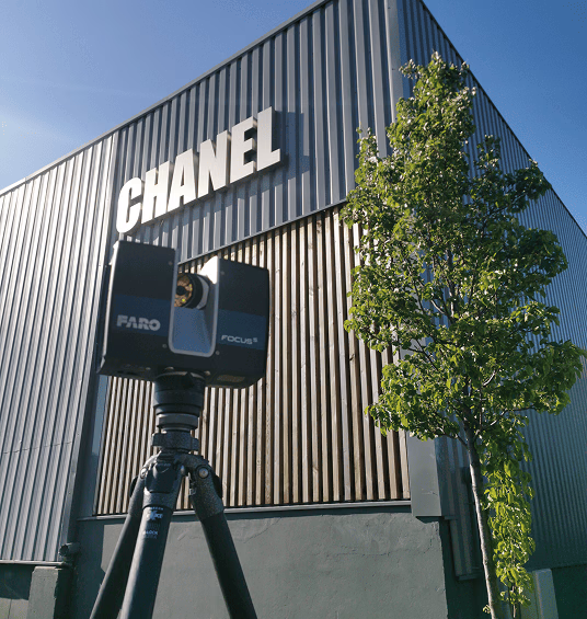 Matériel de mesure et scanner laser devant le bâtiment du Groupe Chanel