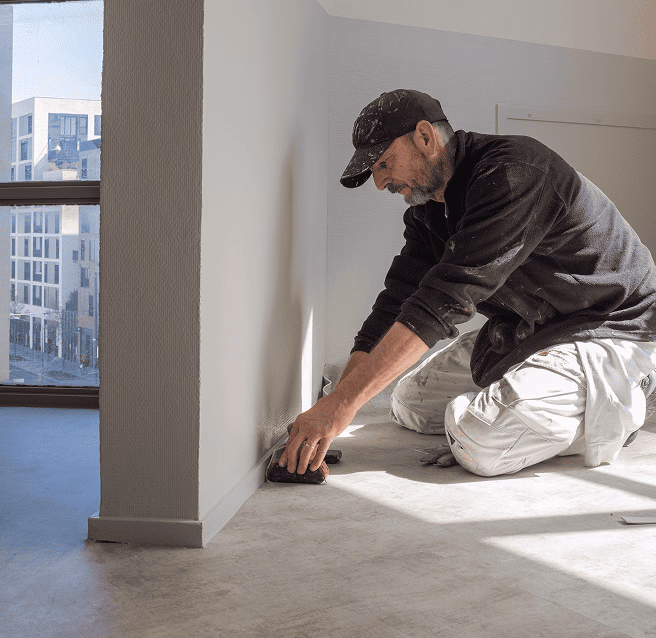 Artisan du bâtiment en rénovation d'espace professionnel