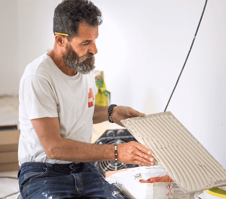 Artisan en travaux de rénovation recruté par le Groupe Chanel