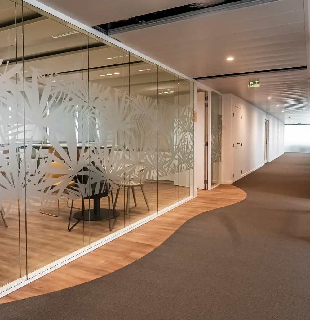 Faux plafond moderne avec éclairage intégré dans un couloir d'entreprise