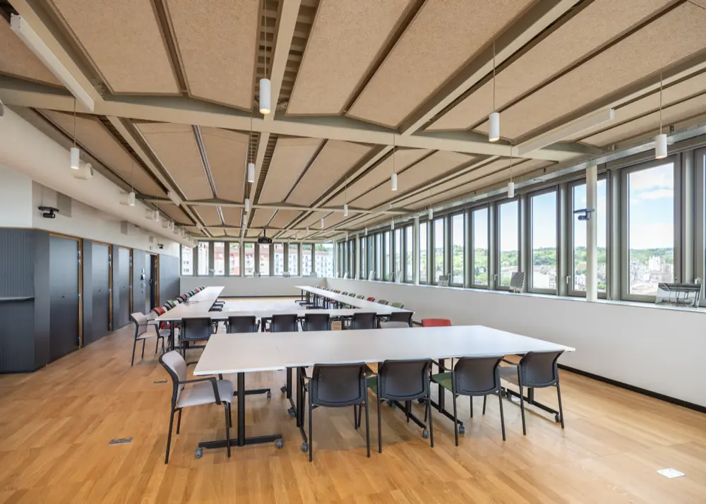 Pose de faux plafonds suspendus conforme à la norme DTU 58.1