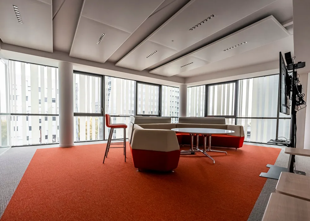 Installation de faux plafonds suspendus acoustiques en dalles