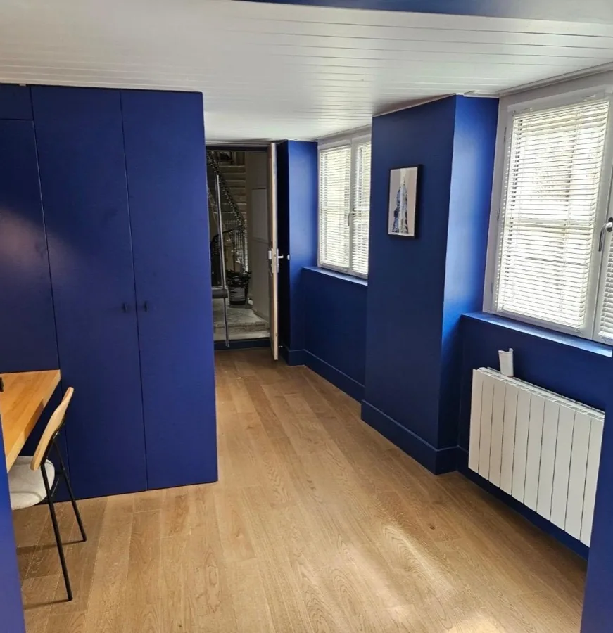 Finition de peinture bleue sur mur d'intérieur professionnel
