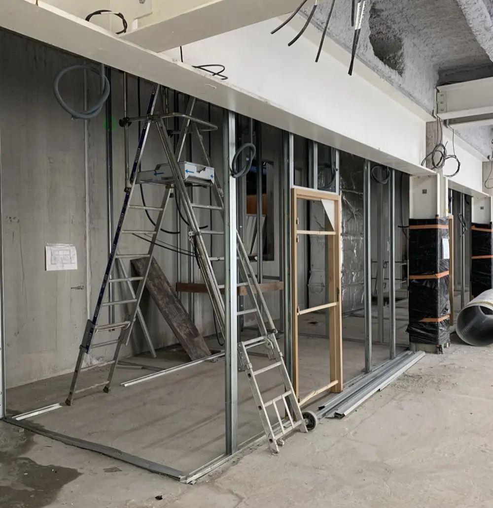 Chantier de plâtrerie et ossature métallique pour cloisons